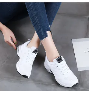 Vue détaillée de baskets blanches respirantes à coussin d'air portées par un mannequin