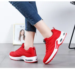Vue détaillée de baskets en maille respirante rouge avec semelles à air.