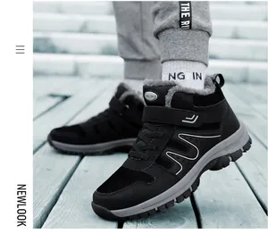 Detailansicht der hohen Winter-Wanderschuhe mit warmem Fleecefutter und stabiler Sohle