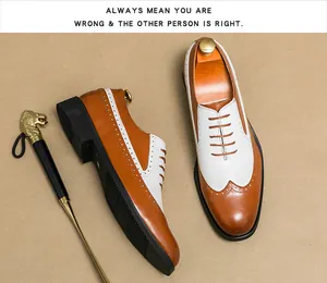 Detailansicht der zweifarbigen Brogue-Herrenschuhe mit einem eleganten goldenen Schuhlöffel