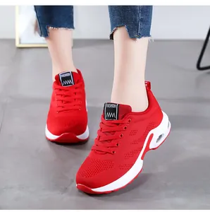 Détail de baskets en maille rouge vif avec une semelle à coussin d'air blanche