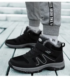 Detailansicht warmer hoher Winterstiefel mit weichem Fellfutter und rutschfester Sohle