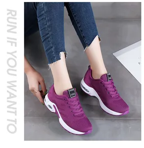 Vue détaillée de chaussures de running en flyknit violettes avec semelle à coussin d'air.