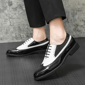 Klassische schwarz-weiße Herren-Brogue-Schuhe aus Lackleder für formelle Anlässe