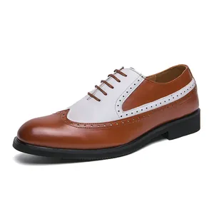 Klassische zweifarbige braun-weiße Brogue-Herrenschuhe mit Flügelkappe auf Weiß
