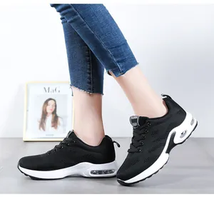 Gros plan de baskets noires en maille respirante avec semelle à coussin d'air blanc