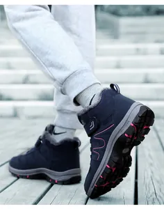 Detailansicht der dunkelblauen hohen Winterschuhe mit warmem Fleece-Futter