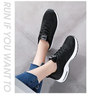 Détails des baskets en maille fly-knit noire respirante avec semelle à coussin d'air