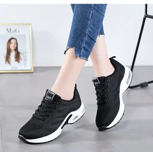 Vue détaillée de baskets en maille noire avec semelle à coussin d'air blanc amortissante.