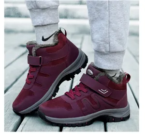 Nahaufnahme weinroter Winterschuhe mit Fleecefutter und Klettverschluss für Damen.