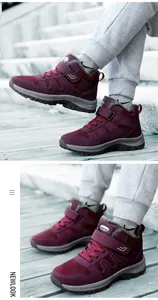 Detailansicht burgunderroter halbhoher Winter-Wanderschuhe mit warmem grauem Fleecefutter
