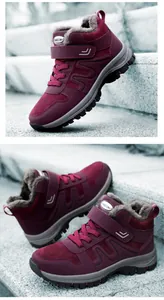 Detailansicht der burgunderroten hohen Winterschuhe mit warmem Futter und griffiger Sohle