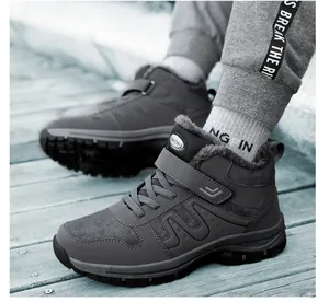 Nahaufnahme warmer High-Top Winterschuhe mit Fleecefutter und rutschfester Sohle