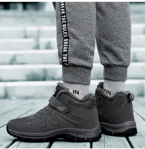 Nahaufnahme der grauen Thermo-Stiefel mit weichem Kunstfellfutter und robuster Sohle