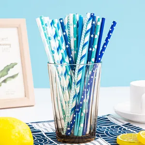 Gedetailleerd overzicht van kleurrijke papieren rietjes in een glas met citroendecor.