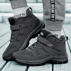 Robuste graue halbhohe Winterstiefel mit dickem Fellfutter und rutschfester Gummisohle.