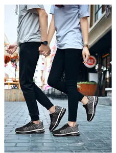 Photo de baskets de running grises texturées avec semelle à coussin d'air pour couple
