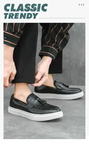 Mocasines negros con borlas elegantes con textura tejida y suela de plataforma blanca