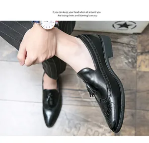 Primer plano de zapato brogue de cuero negro para hombre con detalle de borla elegante