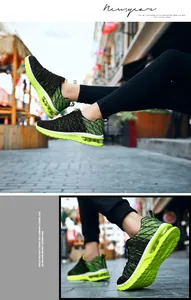 Vue rapprochée de chaussures de course vert néon avec une semelle à coussin d'air