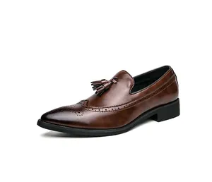 Vista lateral de zapatos brogue de cuero marrón con detalle de borlas y punta fina