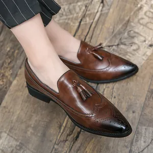Elegante bruine tassel loafers voor heren in Britse stijl met puntige neus en brogues