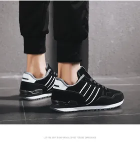 Detalle de zapatillas casuales negras para hombre con rayas blancas y forro cálido de felpa