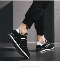 Vista lateral detallada de zapatillas casuales para hombre en negro con rayas blancas