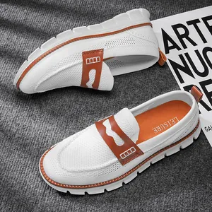 Mocasines de malla blanca transpirable para hombre con detalles en marrón