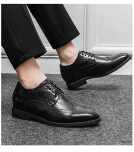 Nahaufnahme schwarzer Brogue-Herrenschuhe mit klassischen dekorativen Lochmuster-Details