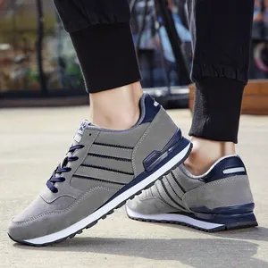 Elegantes zapatillas de running casuales para hombre en gris y azul marino para viajes