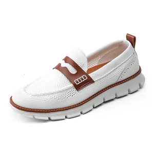 Mocasines de malla blanca para hombre con detalles de cuero marrón y suela blanca gruesa