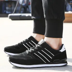 Zapatillas deportivas ligeras de color negro para hombre con detalle de tres franjas blancas