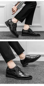 Detailansicht der schwarzen Lackleder-Brogues für Herren mit feiner Flügelkappen-Verzierung.