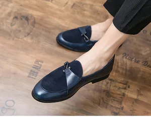 Dettaglio mocassini blu navy uomo con fibbia metallica e trama in pelle scamosciata