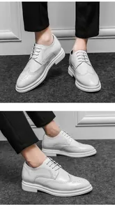 Detailansicht weißer Herren-Brogue-Schuhe mit Flügelkappen-Muster und weicher Sohle.