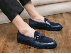Vista laterale di mocassini da uomo in pelle blu e camoscio con pantaloni.