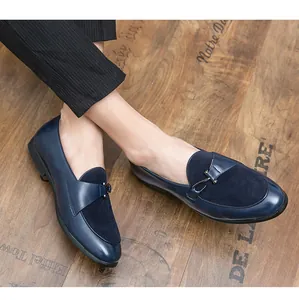 Dettaglio mocassini blu navy da uomo con inserti in pelle scamosciata e fibbia