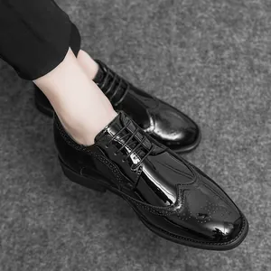 Schwarze Brogue-Oxford-Schuhe für Herren mit glänzender Oberfläche und Plateau-Sohle.