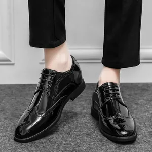 Klassische schwarze Lackleder-Brogues für Herren mit eleganten geschnitzten Wingtip-Details