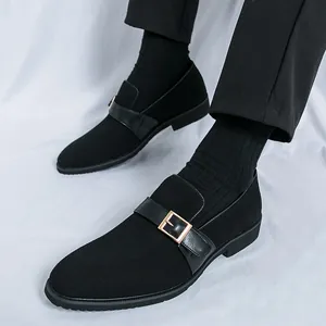 Classiche scarpe monk strap da uomo in camoscio nero caratterizzate da uno stile vintage