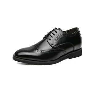 Klassische schwarze Brogue-Herrenschuhe mit höhenverstellbarer Sohle und Schnitzereien