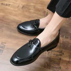 Classici mocassini da uomo neri lucidi in stile britannico con elegante design slip-on
