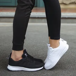 Ελαφριά και αναπνεύσιμα sneakers από πλέγμα για ζευγάρια σε κλασικό μαύρο και λευκό στυλ