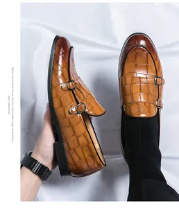 Λεπτομερής όψη καφέ ανδρικών παπουτσιών monk strap με ανάγλυφη υφή δέρματος κροκοδείλου