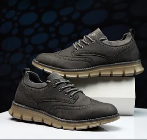 Detailansicht der dunkelgrauen Herren-Wanderschuhe mit dicker Sohle und Brogue-Muster