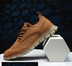 Seitenansicht der strukturierten dicken Sohle und der Brogue-Details am Herrenschuh