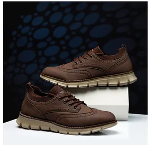 Detailansicht brauner Herren-Wanderschuhe mit Brogue-Mustern und dicken Sohlen