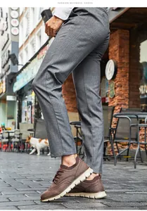 Detailansicht brauner Herren-Freizeitschuhe im Brogue-Stil mit dicken weißen Sohlen.