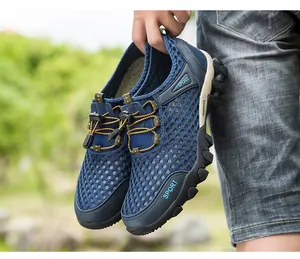 Vue détaillée de la texture en maille bleue de ces chaussures de randonnée homme
